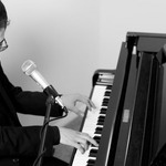 Jonathan Tuzman at the piano